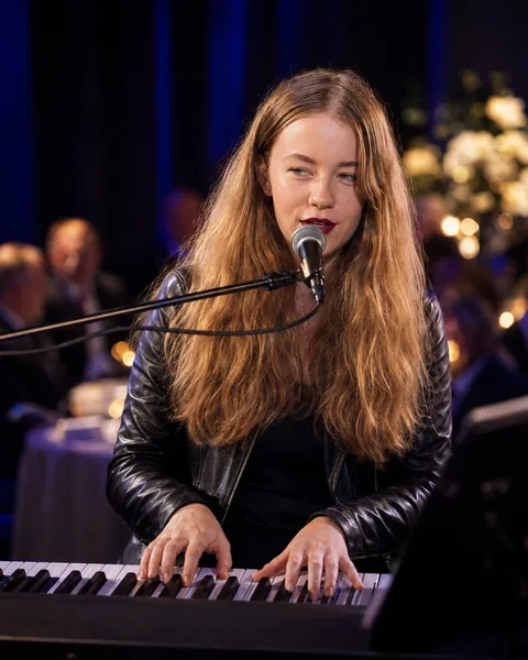 Jess Martyn performing at a candle-lit corporate gala dinner