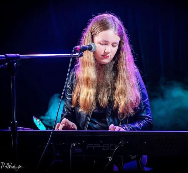 Jess Martyn playing keys and singing live on stage